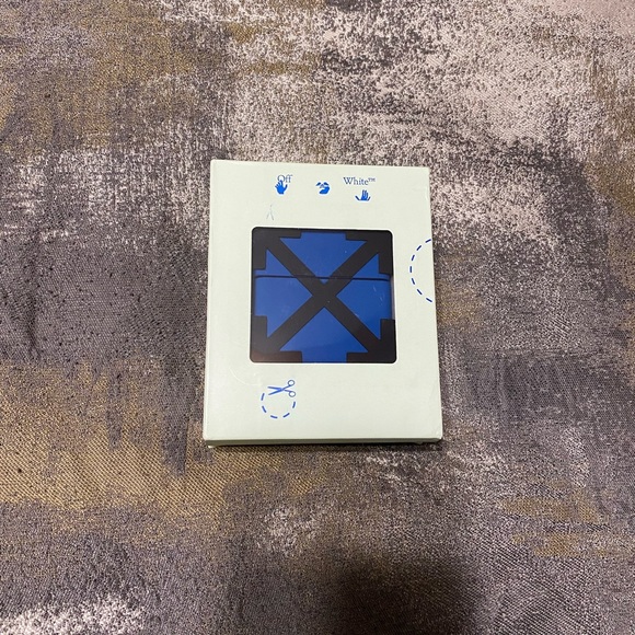 Off-White Arrow AirPods Case Pro - Picture 2 of 9
